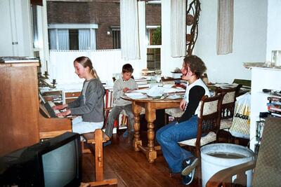 gezin-vriens-zingend-aan-de-eettafel-0